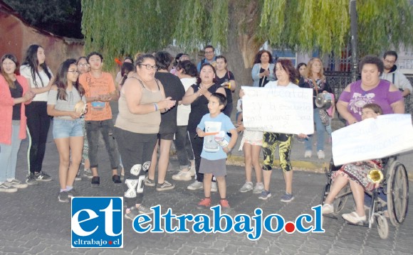 NO MÁS ROBOS.- En el frontis de la Iglesia San Antonio de Padua, en El Almendral, estos vecinos protestaron con sus cacerolas por tantos robos en su escuela.