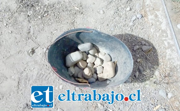 Carabineros recolectó las piedras arrojadas hacia el cuartel policial.