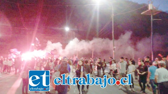 Durante la tarde noche de este martes, manifestantes se reunieron en el sector del Puente El Rey, originándose desmanes y encendido de barricadas.