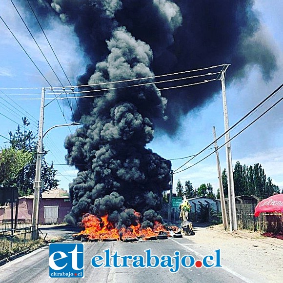 En el sector de Curimón se encendieron neumáticos originando una negra columna de humo.