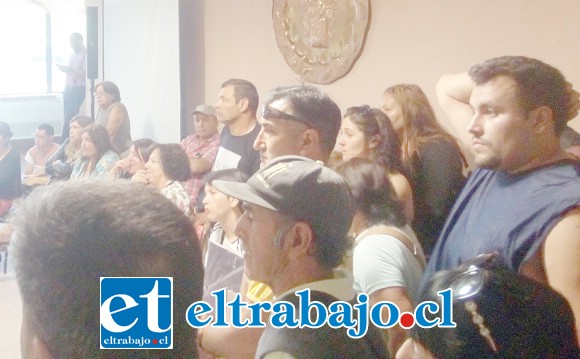 Los feriantes se reunieron con las autoridades la mañana de ayer, luego de la información dada a conocer en Diario El Trabajo referente a la división de la feria en dos para funcionar sábados y domingos.