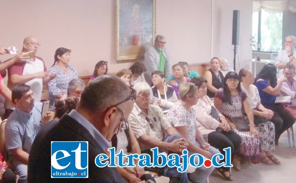 Tanto vecinos como feriantes participaron del encuentro con las autoridades municipales, encuentro que no estuvo exento de momentos de tensión.