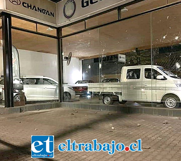 Automotoras de Avenida Chacabuco fueron apedreadas por desconocidos durante la noche de este sábado.