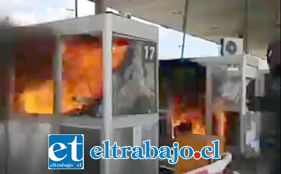 Las casetas de cobro del peaje fueron destruidas e incendiadas.