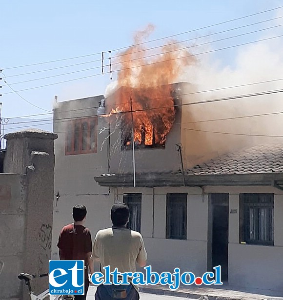 Las llamas emanaban desde el segundo piso de la propiedad de la familia Vergara – Delgadillo.