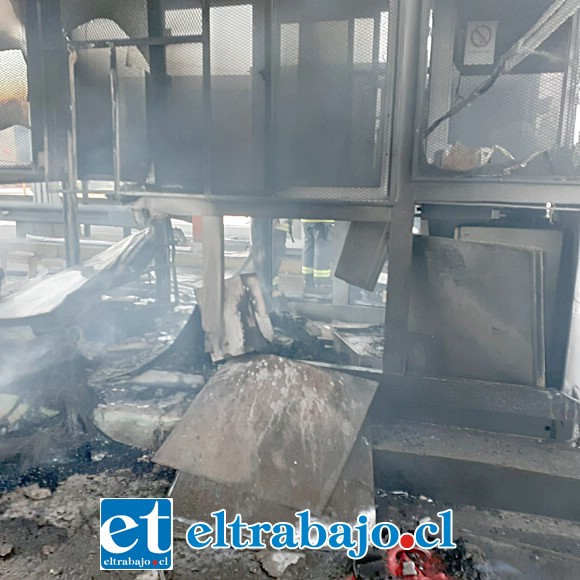 El incendio destruyó las casetas del Peaje Las Vegas de Llay Llay.