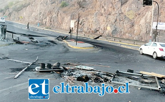 El triste panorama en la entrada principal hacia San Felipe en Puente El Rey tras el encendido de barricadas.