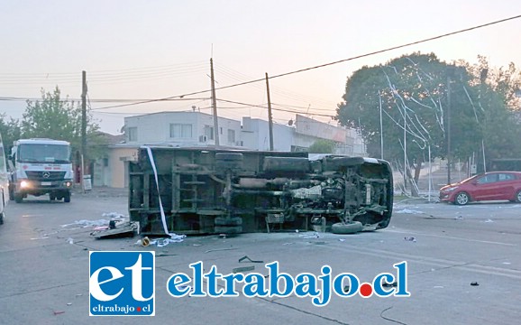 El camión fue volcado e incendiado por grupo de manifestantes.