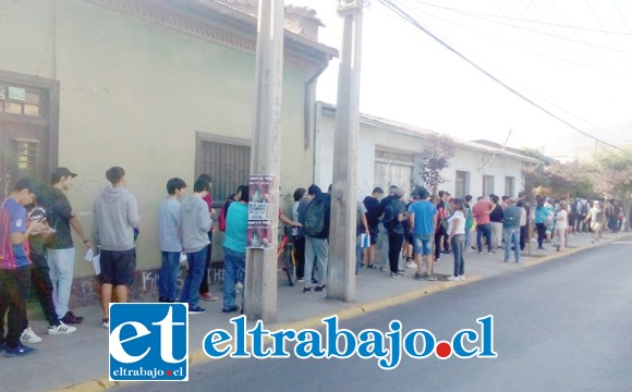 Esta era la fila que había ayer en la mañana en las afueras de la oficina de reclutamiento de San Felipe, ubicada en calle Traslaviña.