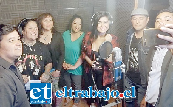 El otro grupo de cantantes encabezados por Caco Rosinelli.