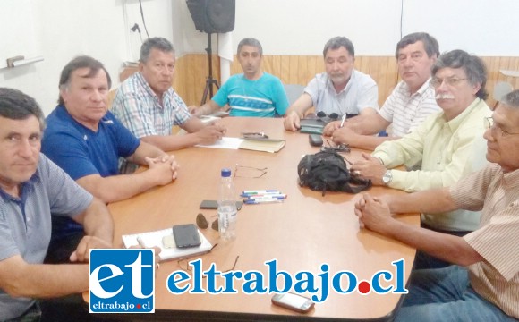 Manuel Carvallo presidente del Consejo Superior de Taxis Colectivos de San Felipe, junto a los demás representantes.