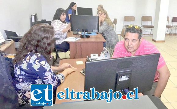 Los participantes utilizaron el voto electrónico en los cinco puntos habilitados para este efecto: Dirección de Desarrollo Comunitario, Municipalidad de San Felipe, Centro Ayecán, Escuela 21 de Mayo y Biblioteca Curimón.