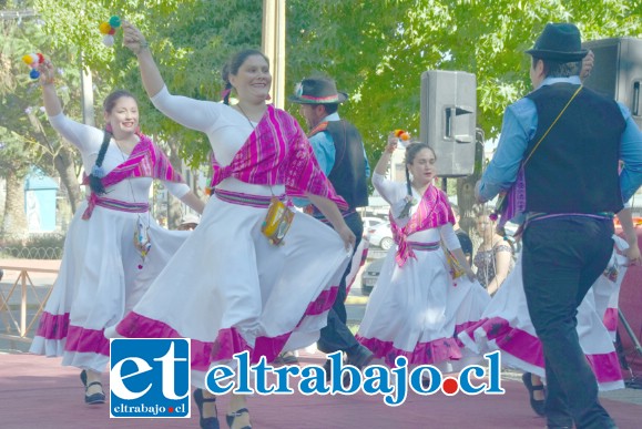 FOLKLORE DEL MEJOR.- Estas damitas de Rinconada dieron alegría en esta jornada por los Derechos Humanos en el bandejón de Yungay.