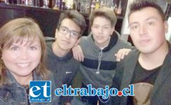 En la fotografía de izquierda a derecha: Claudia Montano junto a sus hijos Sebastián, Martín y José Manuel, el hermano mayor.