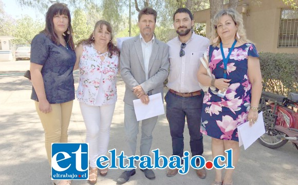 Dirigentes de Fenats Cynthia Ibaceta González junto a representantes de la Corporación Ciudadano y Trabajadores Unidos, piden que vuelva a su cargo el doctor Marcelo Yáñez.