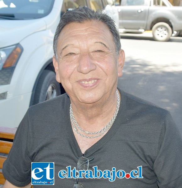 Luis Castro, pensionado y fiel socio de ‘La Esquina de La Puñalada’, en la Plaza de Armas.