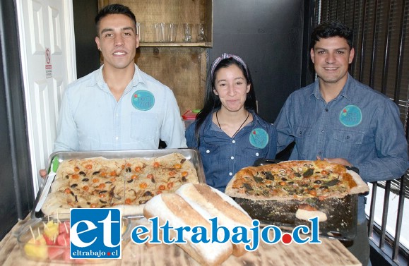 ELLOS AL FRENTE.- Ellos son: Héctor Labbé, Liseth Cortés y Rafael Galdames, dueños de este exquisito emprendimiento culinario.