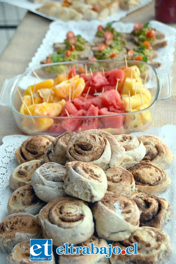 A PEDIR DE BOCA.- Con bocadillos como éstos, frutas, pizzas al corte y tantas exquisiteces, de seguro que les irá muy bien.