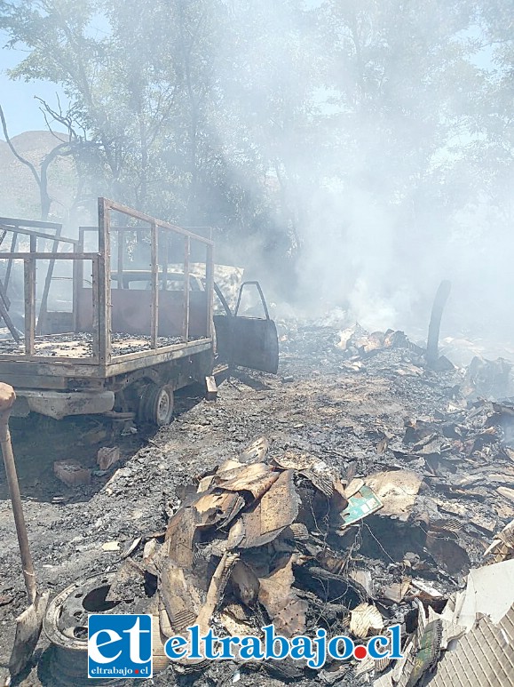 El incendio se produjo al interior de unos corrales agrícolas ubicados en el sector Parrasía de San Felipe. (Fotografía: Preludio Radio).