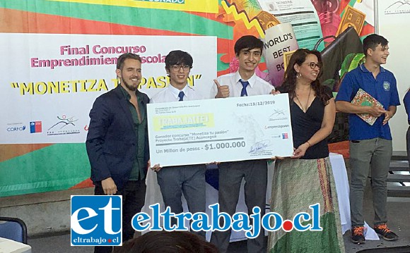 Estos jóvenes recibieron un millón de pesos como premio por la creación de un innovador microcomputador.