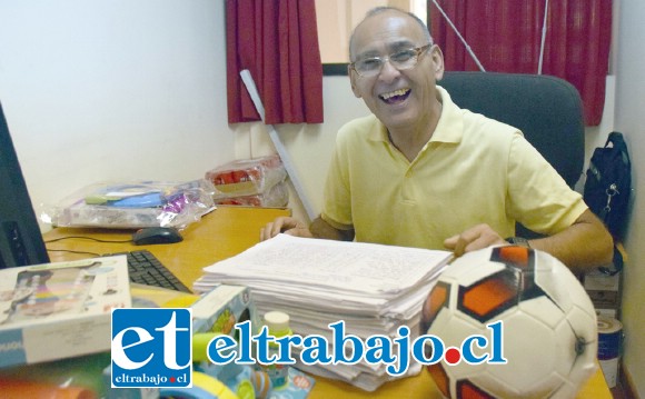 SELECCIONANDO JUGUETES.- La tarde de ayer las cámaras de Diario El Trabajo pillaron al encargado comunal del Programa Navidad, Alfredo Solís, revisando el listado y también los juguetes para ordenar cada paquete por entregar.