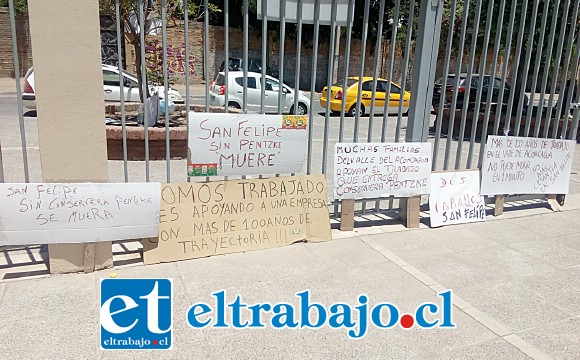 Carteles como mudo testigo de la presencia de trabajadores de la Conservera Pentzke S.A.
