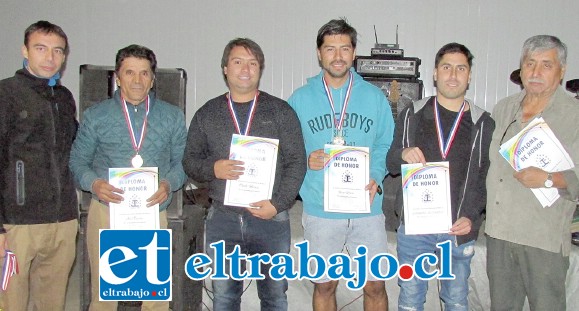 ADULTOS EN FORMA.- Aquí tenemos a varios integrantes de la Serie Adulta, recibiendo sus respectivos diplomas.