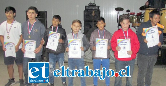 NUEVA GENERACIÓN.- Los niños también fueron destacados por su desempeño deportivo en la cancha.