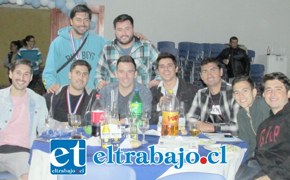 UNA GRAN FAMILIA.- La cena de gala se realizó con buena música, camaradería en un ambiente más que familiar.