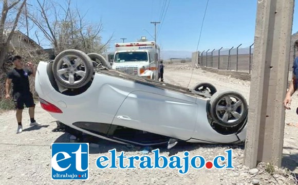 El vehículo que conducía el voluntario de Bomberos volcó la tarde de este lunes.