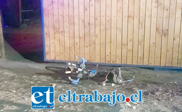 Al llegar al lugar Carabineros encontró la bicicleta con serios daños y a pocos metros a la persona con equipo de ciclista tendida en la calle, semi inconsciente.