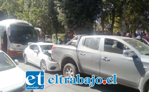 En la imagen se aprecian tres de los cuatro vehículos que participaron en el accidente.