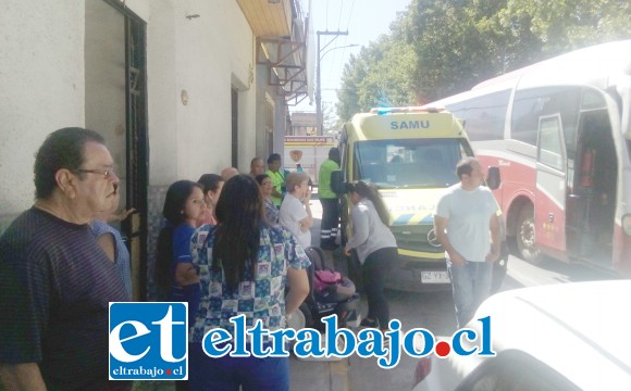 Personal del SAMU llegó hasta el lugar del accidente, atendiendo a las dos mujeres adultas en el lugar.