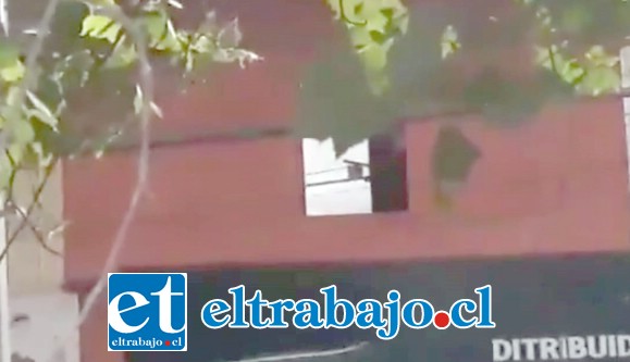 Videos se viralizaron en redes sociales, revelando que desde la ventana del segundo piso del local comercial se estarían efectuando disparos hacia la vía pública.