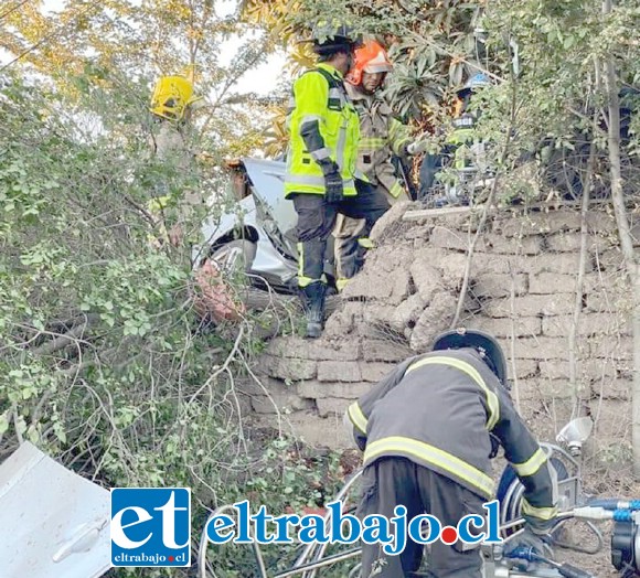 Bomberos debió rescatar a los protagonistas de este terrible accidente de tránsito en calle Tocornal de San Felipe.
