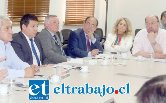 El ministro de Obras Públicas, Alfredo Moreno, recibió en dependencias de esta cartera a los gobernadores de San Felipe, Claudio Rodríguez, y Los Andes, Sergio Salazar; como así también a los alcaldes de las comunas de Aconcagua para tratar el Plan Aconcagua y la posible alza del peaje Las Vegas.