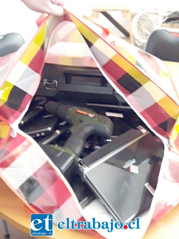 Los desconocidos entraron y se llevaron tres computadores nuevos, de alto costo, además tenían en bolsas varios otros aparatos en condiciones de llevárselos.