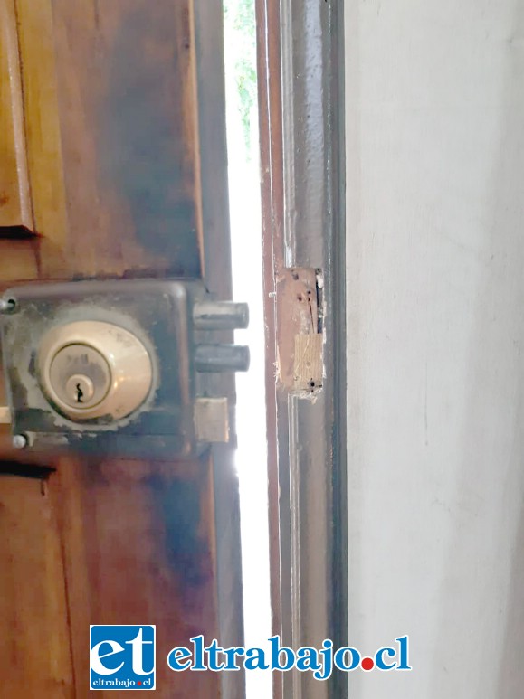 La chapa de la puerta de entrada fue forzada, con lo cual el o los delincuentes ingresaron a la sede.