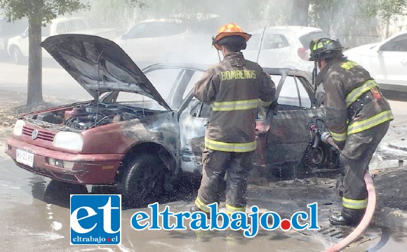Bomberos logró sofocar las llamas que emanaban desde el vehículo.