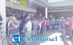 Largas horas debieron esperar los adultos mayores. Afortunadamente desde el supermercado Santa Isabel ofrecieron vasos de jugo y trozos de torta a los afligidos pensionados.