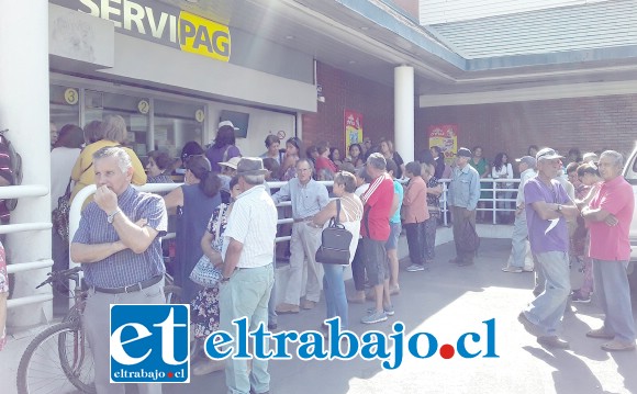 Largas horas debieron esperar los adultos mayores. Afortunadamente desde el supermercado Santa Isabel ofrecieron vasos de jugo y trozos de torta a los afligidos pensionados.