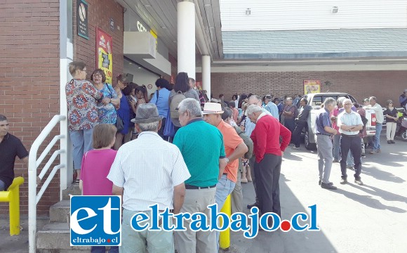 Numerosos adultos mayores esperando poder cobrar sus pensiones en el Servipag de Toro Mazote con Merced.