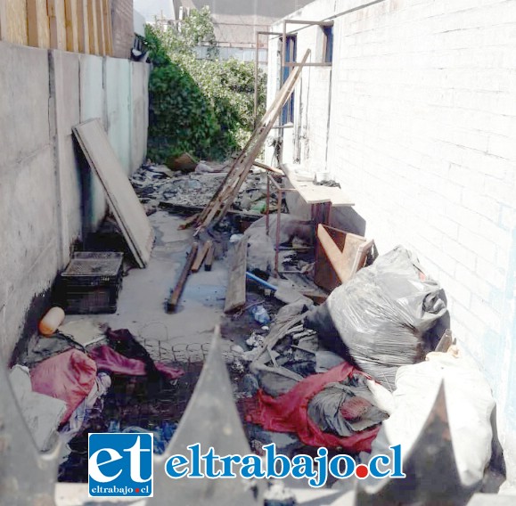 Monto de basura al costado de la casa.