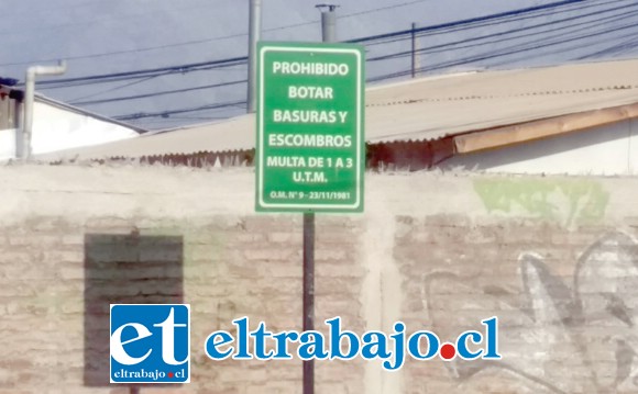 El letrero instalado con la advertencia de No Botar Basura, convertido en mudo testigo de los inconscientes que arrojan desperdicios en el lugar.