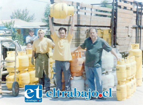 AQUELLOS TIEMPOS.- Aquí vemos a Manuel cuando contaba con más fuerzas, al frente de su empresa de gas licuado.