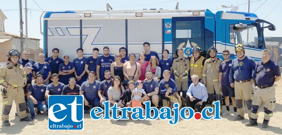 BOMBEROS EJEMPLARES.- Aquí vemos a la gran Familia Cuartina de Valparaíso y San Felipe, unida por un objetivo común al lado de los vecinos del cerro Rocuant: Ayudar.