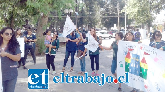 Las educadoras de párvulos volvieron a protestar ayer en la plaza cívica de San Felipe.