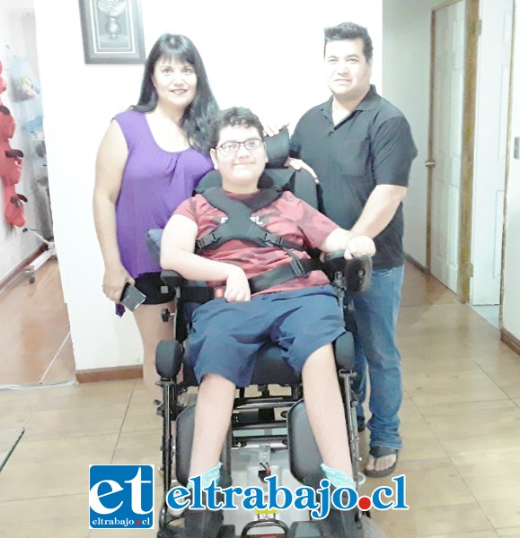 Los padres de Leíto, Alejandra y Leo, felices junto a su hijo en la silla de ruedas.