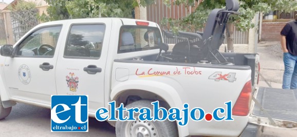 La camioneta municipal llegando con la silla de ruedas de última generación hasta la casa de la familia sanfelipeña.