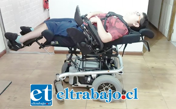Acá vemos a ‘Leíto’ estirado completamente sobre la silla de ruedas.